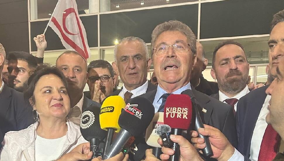 Ercan’da büyük kalabalık tarafından karşılanan Başbakan Üstel’den Oktay Saral’a sert yanıt: Ben mücahitken o daha doğmamıştı