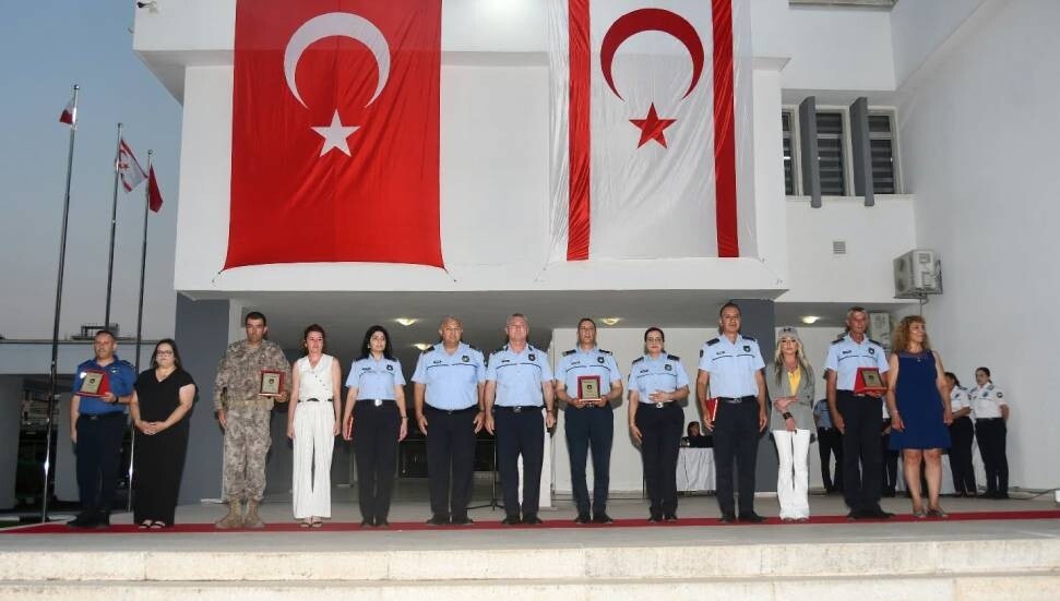 Emekliye ayrılan ve meslekte 30 hizmet yılını tamamlayan polis mensuplarına plaketleri takdim edildi