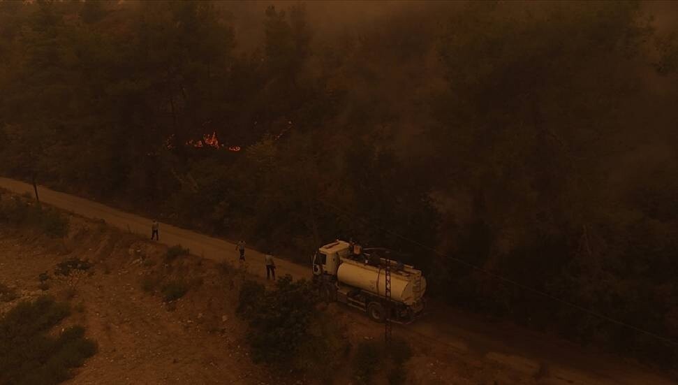 Suriye'nin Lazkiye kırsalındaki orman yangınına müdahale ediliyor