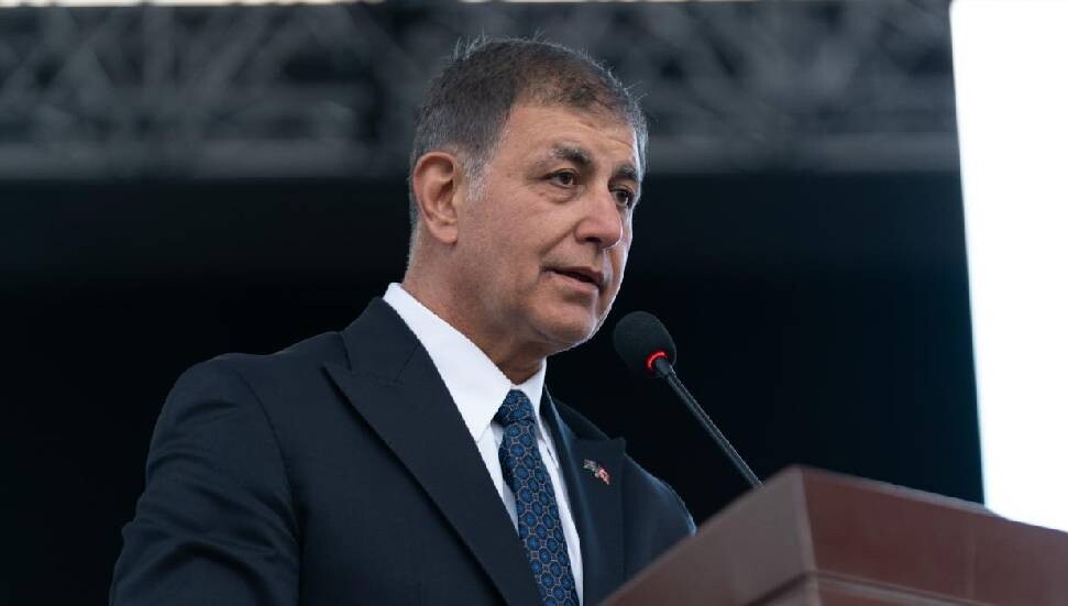 İzmir Büyükşehir Belediye Başkanı Cemil Tugay, CHP'den istifa etti