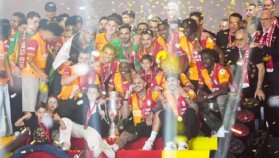 Galatasaray RAMS Park'ta şampiyonluğu kutladı, kupayı kaldırdı!