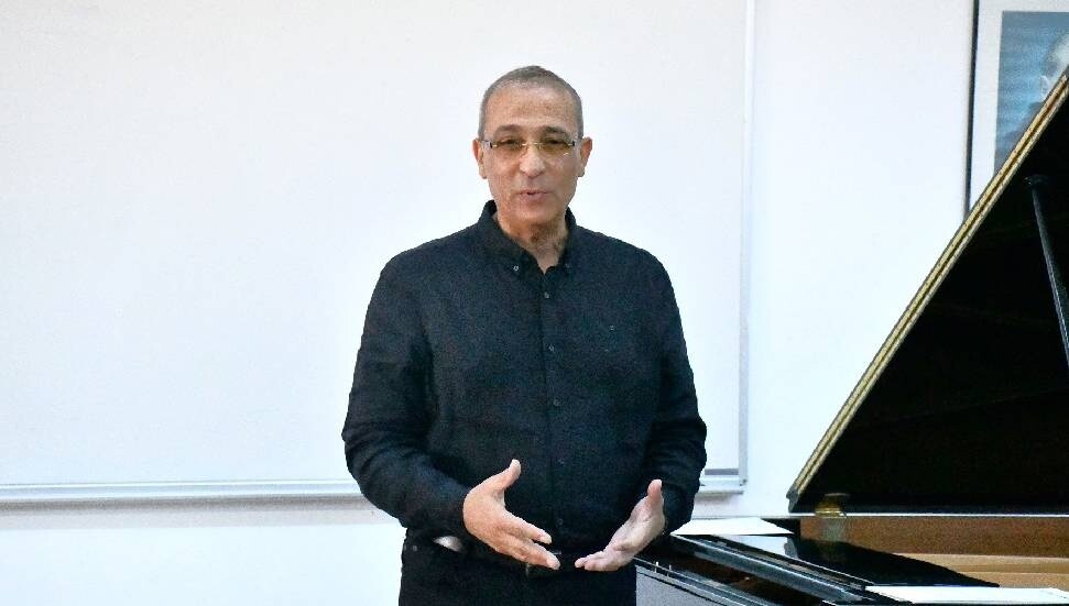 DAÜ’de "Müzik ve Yaşama Çok Yönlü Bakmak" konulu konser ve söyleşi gerçekleştirildi
