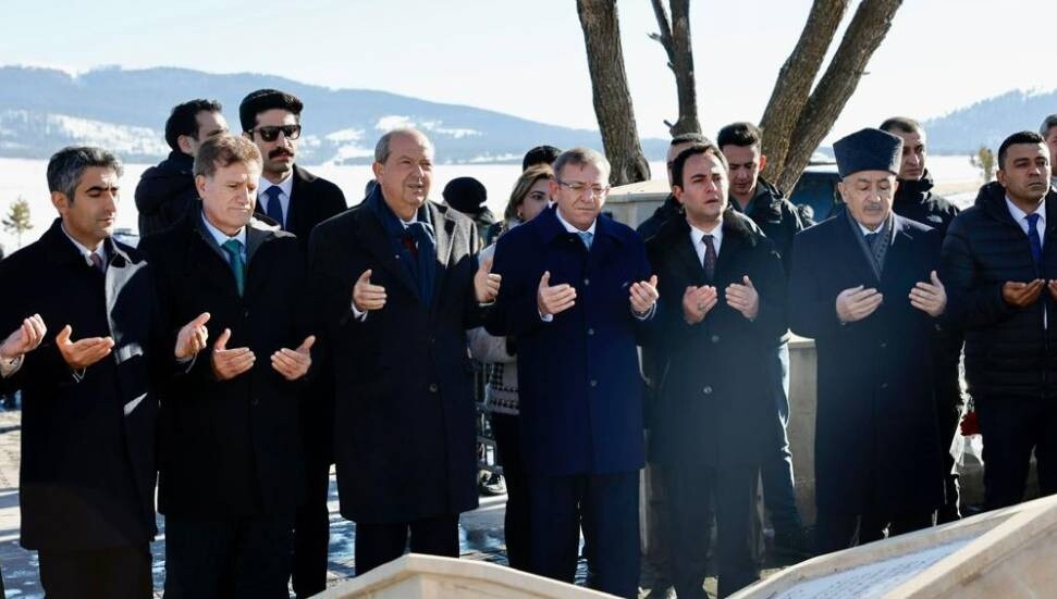 Ersin Tatar Kars'ta... Sarıkamış Anıtı’nı ziyaret eden Tatar, şehitlere çiçek sundu, dua okudu