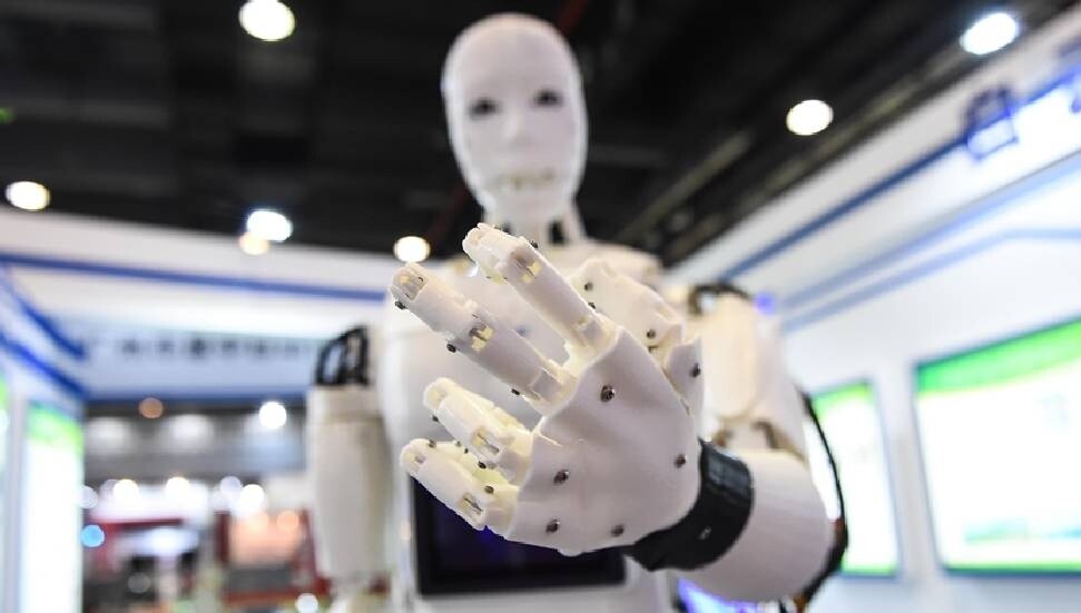 Çin'de bir şirketin ürettiği insansı robot yürüyüş rekoru kırdı