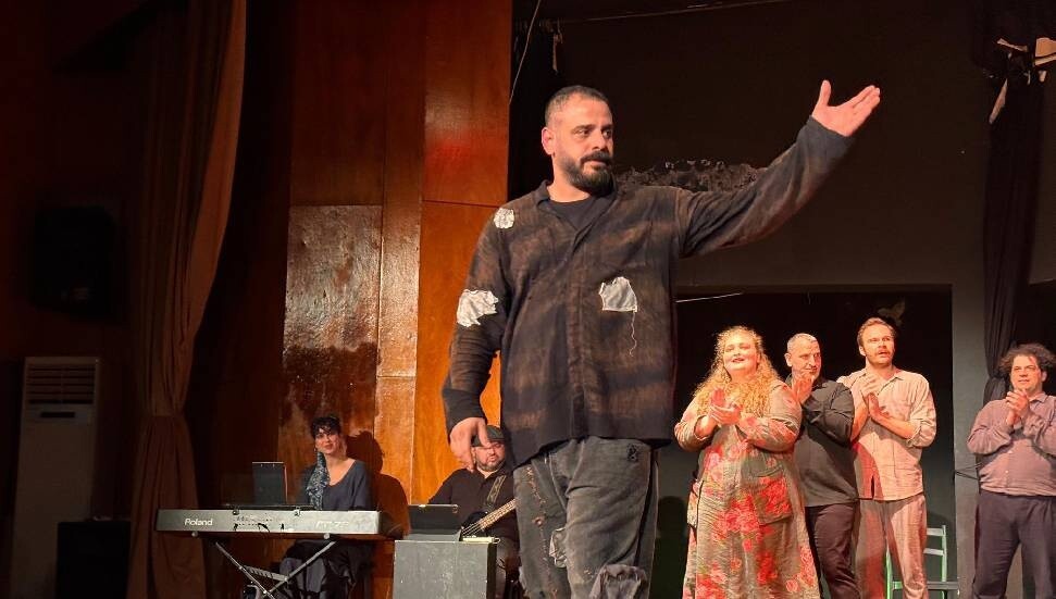 Kıbrıs Türk Devlet Tiyatroları "Kafkas Tebeşir Dairesi" oyununu sahneledi