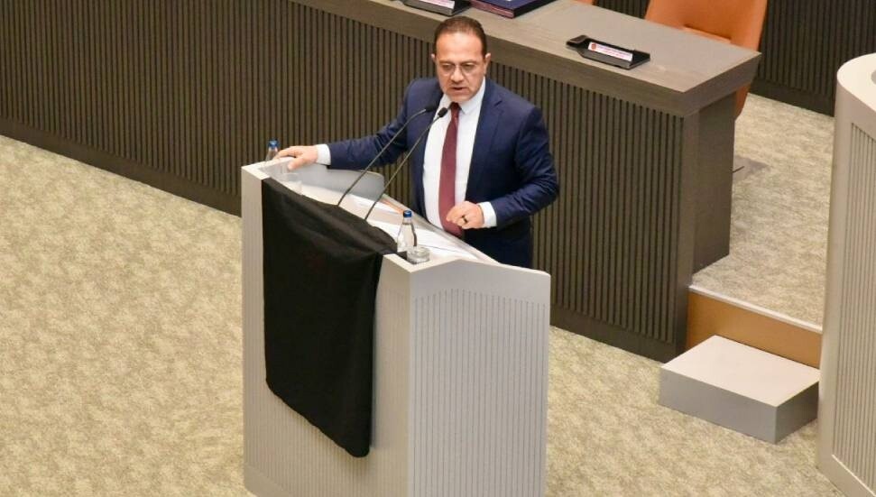 CTP Milletvekili Erkut Şahali, kürsüye siyah bayrak astı; 19 saatlik genel kurul oturumu kapandı