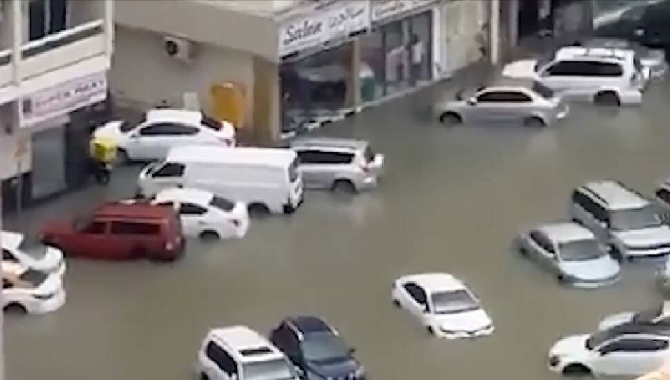 BAE'nin Şarika kentinde şiddetli yağışlar nedeniyle araçlar su altında kaldı