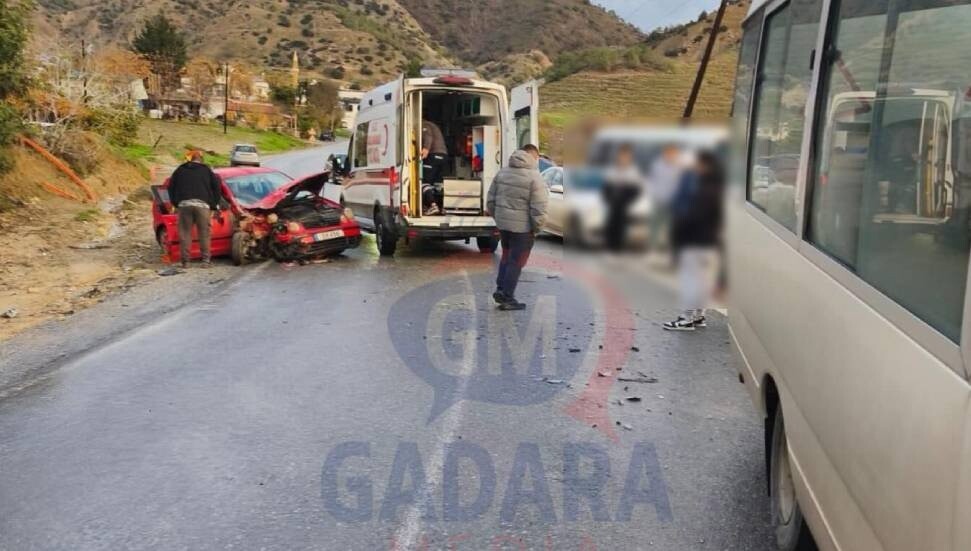 Geçitköy yolunda öğrenci minibüsü ile otomobil çarpıştı: 3 yaralı