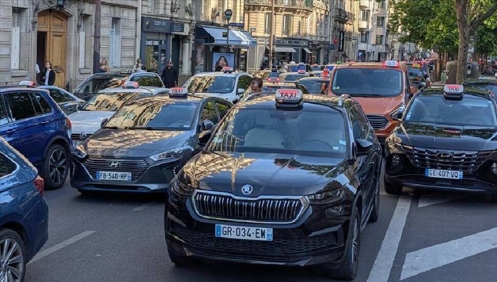 Fransa genelinde taksi şoförleri eylem düzenledi