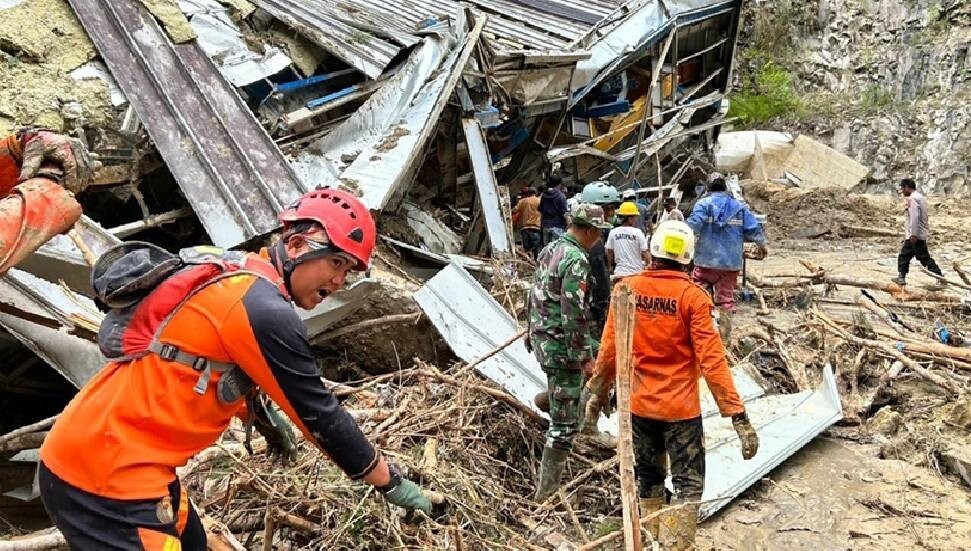 Endonezya'da 6,7 büyüklüğündeki depremde 1 kişinin öldüğü, 76 kişinin yaralandığı açıklandı