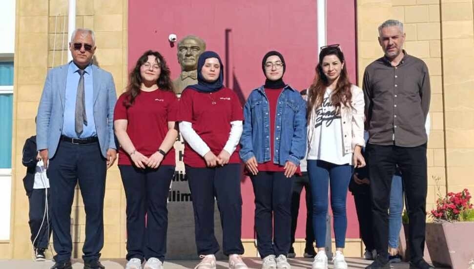 Hala Sultan İlahiyat Koleji DAÜ matematik yarışması finalinde göz doldurdu: Sabahat Özkan'a Doç. Dr. Peter Kas özel ödülü!