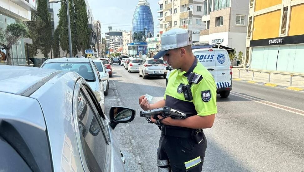 Ülke genelindeki trafik denetimlerinde 318 araç sürücüsü rapor edildi