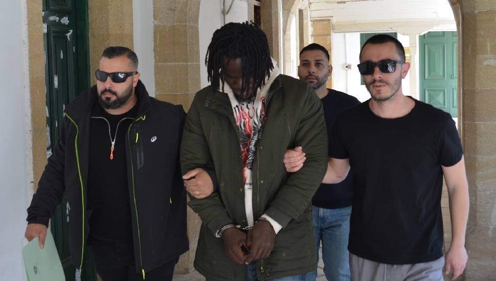 Evinde satışa hazır 32 paket uyuşturucu maddeyle yakalandı