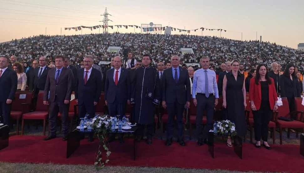 Bakan Çavuşoğlu, Doğu Akdeniz Üniversitesi Mezuniyet Töreni’ne katıldı