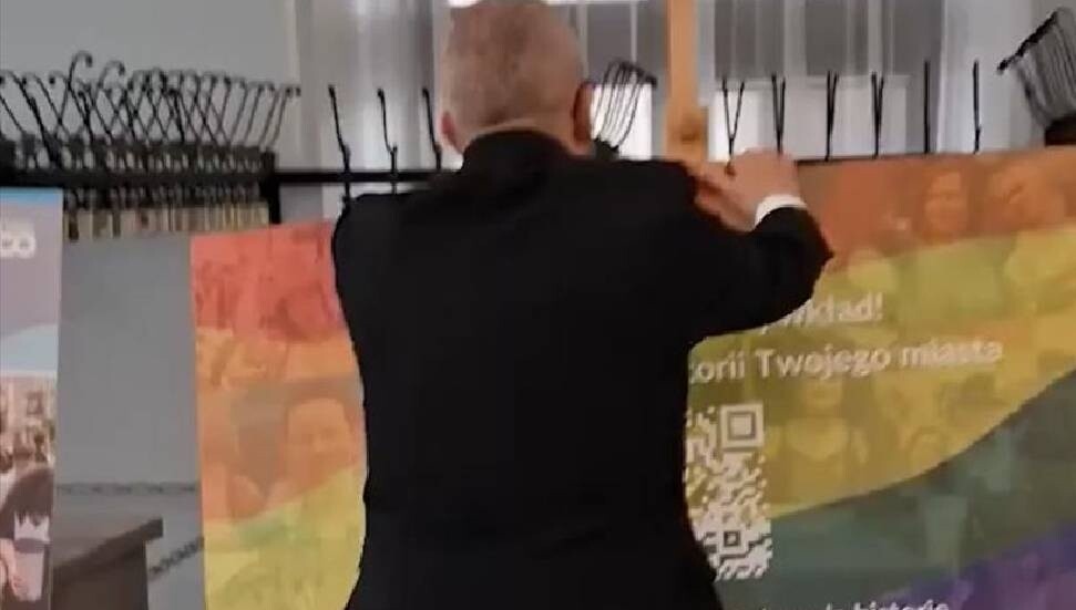 Polonyalı milletvekili Braun, parlamentodaki LGBT temalı sergiyi kaldırdı