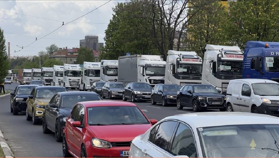Bosna Hersek'te yüzlerce tır şoförü koşullarının iyileştirilmesi talebiyle çekicileriyle konvoy oluşturdu