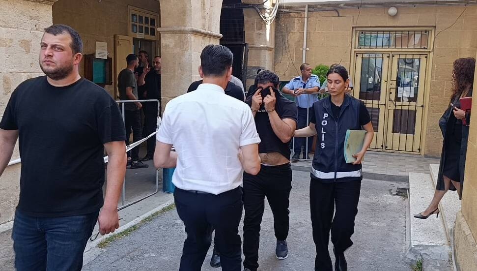 5 suçtan itham edilen zanlı gazeteciye hakaret etti