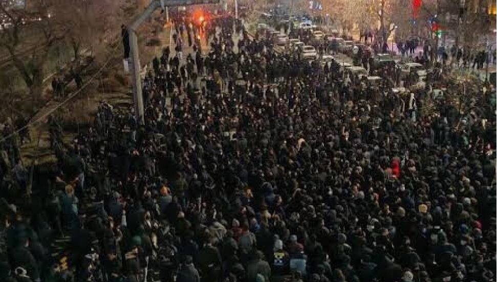 İran'da halk ayakta: İnternetin ardından telefon hatları da kesildi